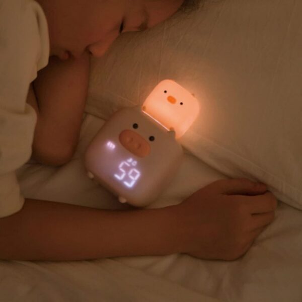 چراغ خواب و ساعت کودک مدل خوک دوست‌داشتنی - Image 2